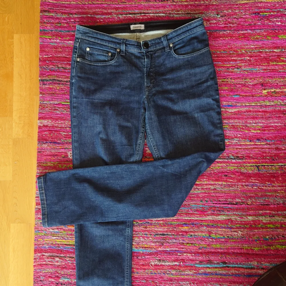 Filippa K Jeans storlek 32/32. (Large) Orginal färg Raw Blue, dessa är inslitna i färgen. Finns på Kungsholmen . Jeans & Byxor.