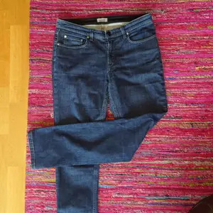 Filippa K Jeans storlek 32/32. (Large) Orginal färg Raw Blue, dessa är inslitna i färgen. Finns på Kungsholmen 