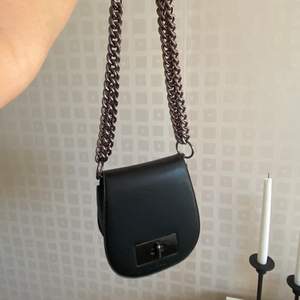Säljer denna svarta väska med kedjeband. Använda fåtal gånger och skicket är väldigt bra. Köpt på NA-KD