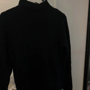 Stickad tröja - Stickad tröja i marinblå färg (syns inte på bilden), hög krage