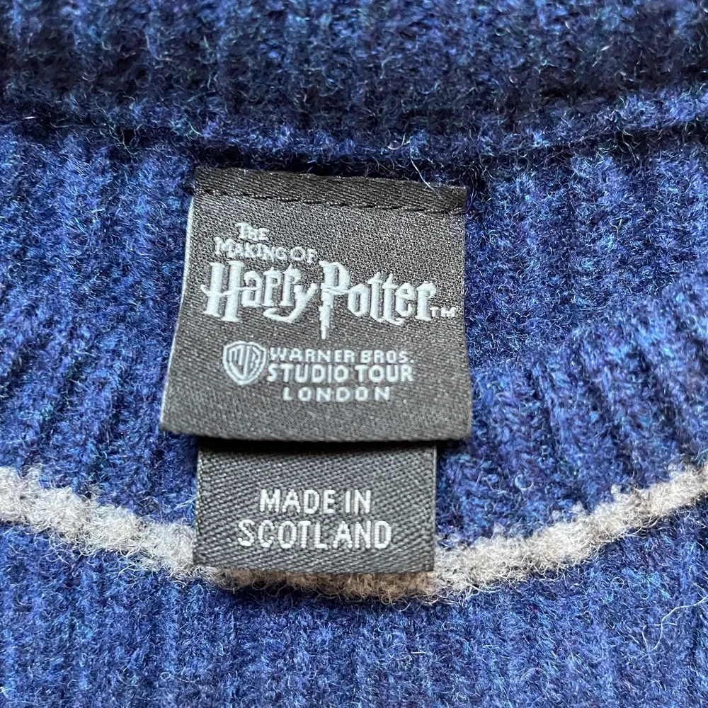 supermysig ravenclaw quidditch tröjan i 100% lammull. köpt på harry potter museet i london för £75. lite stickig eftersom den är ull. Tröjor & Koftor.