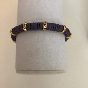 Mörkblått armband med guldiga strassrondeller på.  15kr plus 12kr frakt  Mär din vrist för att veta din storlek  Instagram: smileyyjewelry  🖤🤍