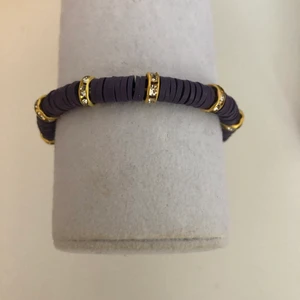 Mörkblått armband - Mörkblått armband med guldiga strassrondeller på.  15kr plus 12kr frakt  Mär din vrist för att veta din storlek  Instagram: smileyyjewelry  🖤🤍