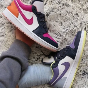 Jordan 1 - Säljer mina nästintill oanvända Jordan low. Supersnygga och unika. Självklart äkta och box medföljer. Passar mig som är en normal 39-40 