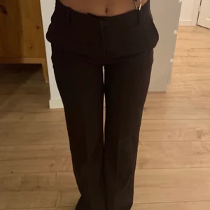 Kostymbyxor  - Säljer dessa bruna kostymbyxor från Lindex i storlek 38❣️
