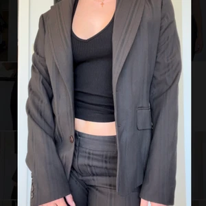 Brunt kostymset med lågmidjade byxor🌝 - Ett superfint randigt brunt kostymset med byxor som är lågmidjade 🦋 Passar mig i längden perfekt som är 167cm lång! Midjemåttet på byxorna är ca 80 (låg midja) och innerbenslängden är 76cm!