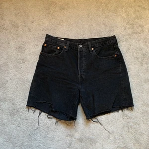 Levis Shorts - Otroligt snygga 501 Levis shorts som tyvär är lite förstora för mig men tror verkligen dom kan passa perfakt på någon annan! Använt ett fåtal gånger<3