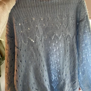 Blå stickad tröja - Blå stickad tröja. Okänd storlek och märke. Men passar mig som är en storlek S. 💕