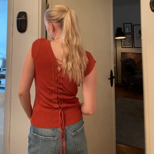Orange topp med knytning  - Orange vintage topp med knytning i ryggen!😍