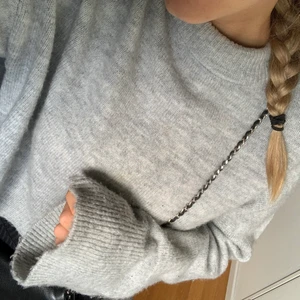 Stickad tröja - Superfin och mysig stickad tröja från nakd! Har en exakt likadan i vit också som jag säljer💓ENDAST DEN VITA KVAR - kolla min senaste annons