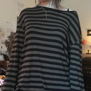 Randig tröja  - Den har oxå hål för tummarna längst ner vid armarna… Men bortsätt från det väldigt fin och skönt material.