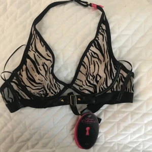 Hunkemöller bh - Storlek 75B. Aldrig använd. Knyts i nacken och bak i ryggen. Frakt tillkommer!