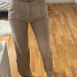 Beiga kostym byxor - Ett par snygga kostym byxor som är använda ett par gånger. Dem är inte köpta i Sverige. Jag är 165 och längden är bra men dem kan även funka för någon längre. 