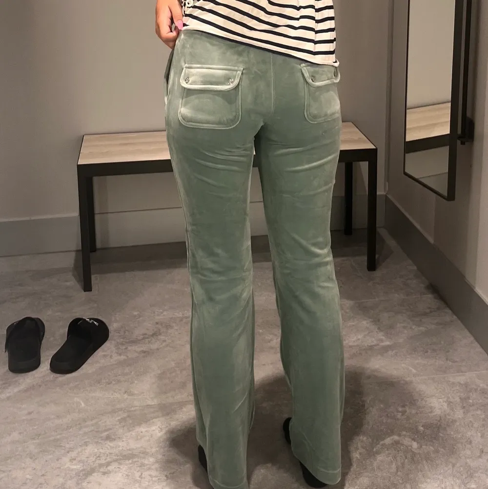 Populära gröna juicy couture i nyskick använda ett fåtal gånger. Säljes pga fel storlek. Köparen betalar frakten. Dom är slut överallt nästan. Jeans & Byxor.