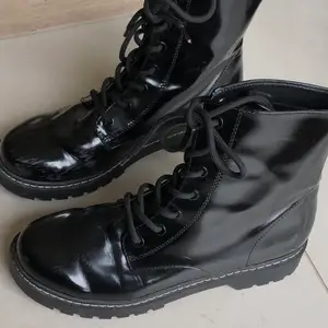 Fina boots från H&M som knappt är använda. Kan ta fler bilder om det önskas. Skorna är i Strl 40 men jag har vanligtvis 38-39 och de sitter ändå bra på mig.