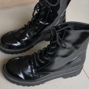 Boots - Fina boots från H&M som knappt är använda. Kan ta fler bilder om det önskas. Skorna är i Strl 40 men jag har vanligtvis 38-39 och de sitter ändå bra på mig.