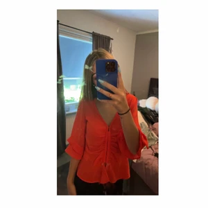 Blus - Säljer denna fina blus från bikbok för att jag aldrig använder den så den är i fint skick ❤️köparen står för frakten🥰