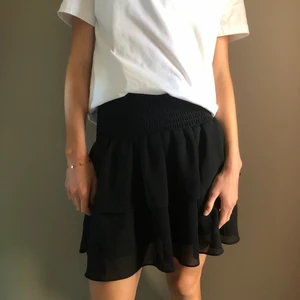 Chelsea kjolar - Trendiga kjolar från Chelsea. Båda två för 300 kr och en för 150 kr. DEN VITA ÄR I STORLEK XSS OCH DEN SVARTA ÄR I XS!