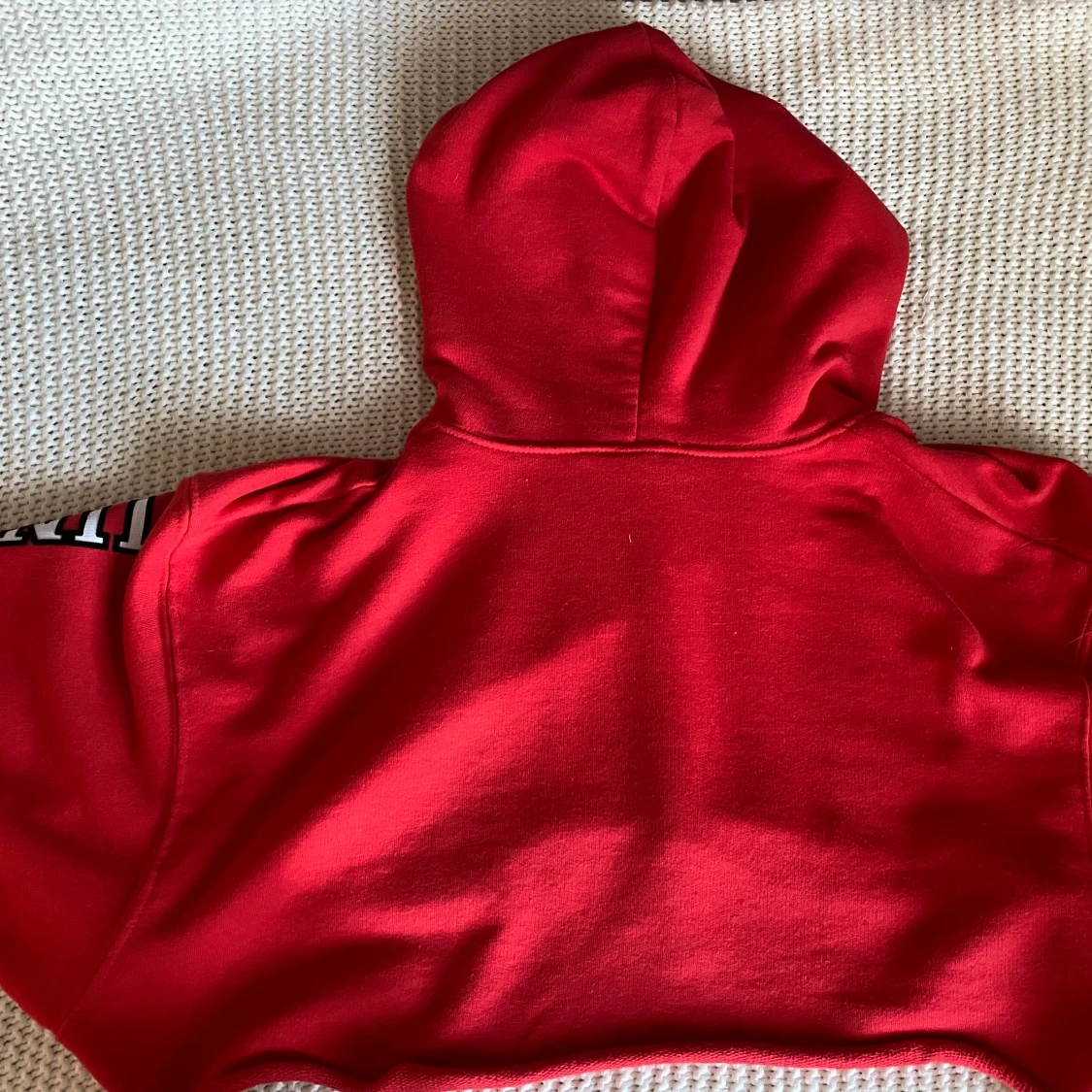 Croppad röd luvtröja  - 91