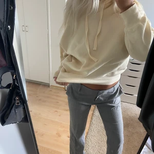 Ljus gul hoodie från Zara  - Använt endast 1 gång! Startpris 150kr + frakt , storlek S och superfin modell 