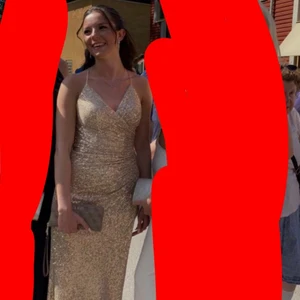 Balklänning!! - Säljer nu min älskade balklänning 💕 endast använd en gång så den är i hur fint skick som helst!!💕💕 jag är 163cm och den passade perfekt på mig tillsammans med klackar 👠  köpt för 2500kr på Helenas Boutiqe