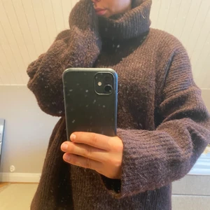 Brun stickad tröja från vero Moda  - En oversize stickad tröja med hög krage från vero Moda i storleken m. Knappt använd och väldigt bra skick. Säljer för 150 kr exlusive frakt.