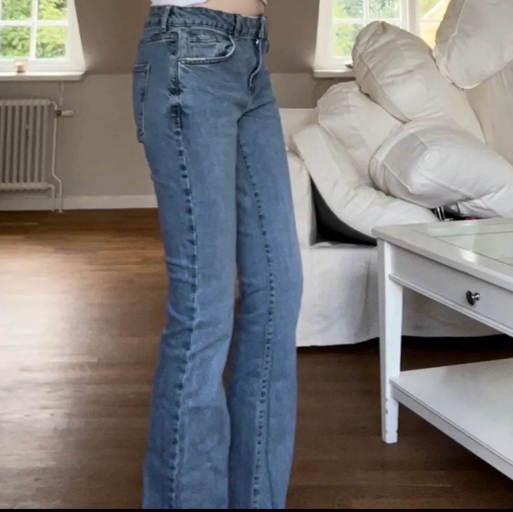 Jättebra skick, passar mig bra som är 170 cm. . Jeans & Byxor.