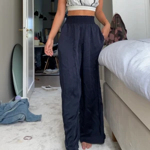 Sidenbyxor mörkblå - Snygga siden/satinbyxor med bred midja. Från H&Ms quality collection, storlek XS/34, mörblåa i färgen. Använda 1 gång Skriv för mer bilder!💓