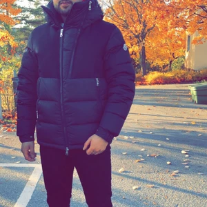 Moncler jacka till salu - Säljer nu min jacka ifrån moncler. Köp för 18300. 