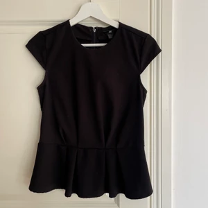 Superfin top  - Så fin top från hm, strl 36 men den är liten i strl så skulle mer säga strl 34, pris 100kr 💘