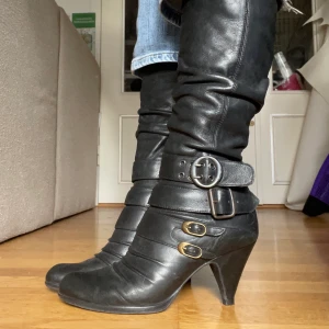 Bronx skor  - Väldigt fina klack skor, dom e inte slitna i fram och dom e nästan aldrig använda💗 passar mig perfekt och jag är 38.