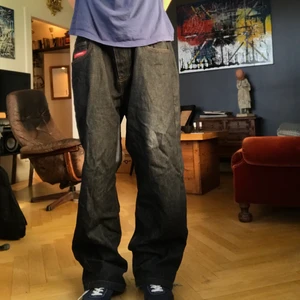 Svarta baggy ecko byxor - Ecko fat boy modell storlek 34/34 baggy fit, slitage vid hälarna dm för fler bilder. Kan hämtqs på kungsholmen eller i sundbyberg, köpare står för frakt
