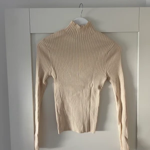 Ribbad tröja - Säljer en likadan ribbad långärmad tröja med kort polokrage i naturvit. Aldrig använd💓 