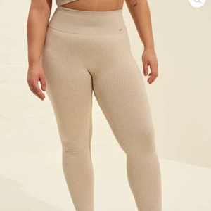 Aimn Träningstights - Beige Ribbed Seamless Tights från Aimn! Säljer pga för stora i midjan på mig, är vanligtvis en S men tog en storlek större då jag är lång men blev felköp. Släng iväg ett meddelande om fler bilder önskas. (NYPRIS: 599kr)