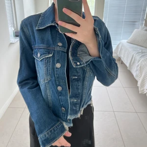 Jeansjacka - Mörkblå croppad jeansjacka från bikbok!
