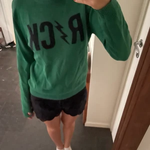 Kashmir tröja - Så snygg 100% Kashmir tröja ifrån Zadig Voltaire. Storleken är 14 år i barnstorlek men passar en Xs-S. Tröjan är i  bra sick 