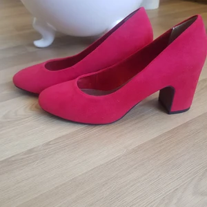 Tamaris skor - Fina klackskor i storlek 36 i röd moccaimitation. Använda en gång; har inga repor eller andra skador.