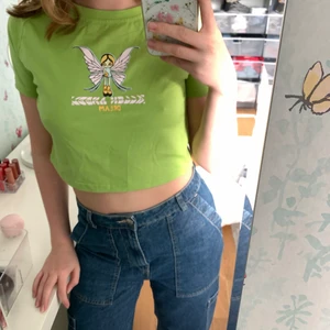 grön crop top  - en grön crop top från shein i nyskick! storlek S och använd väldigt få gånger:) kan mötas upp eller skicka, frakt diskuteras ✨