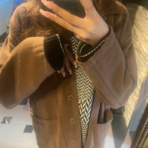 Brun rock/kappa - (Smutsig spegel) Säljer nu denna bruna rock som passar perfekt till hösten. Storlek S men passar oversized på mig med xs. Har knappar och två stora fickor ❤️‍🔥