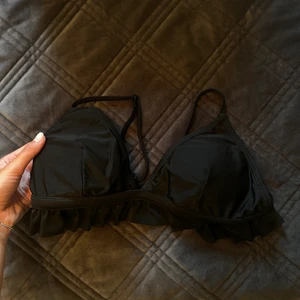Bikini - Säljer en superfin bikini som tyvärr har blivit för liten. Finns insydda inlägg som man kan ta bort💕