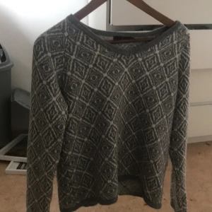 Fin stickad tröja  - Sitter jätte fin på, är inte alls sickisig och har en liten urringning 