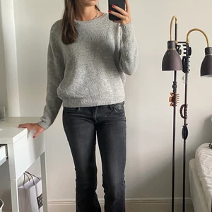 Stickad tröja - Grå stickad tröja från hm i storlek 146/152 men passar bra på en xs