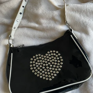 Y2k handväska! - Säljer denna coola Y2k väska som jag köpte från Shein, har använts ett fåtal gånger!  Frakten tillkommer