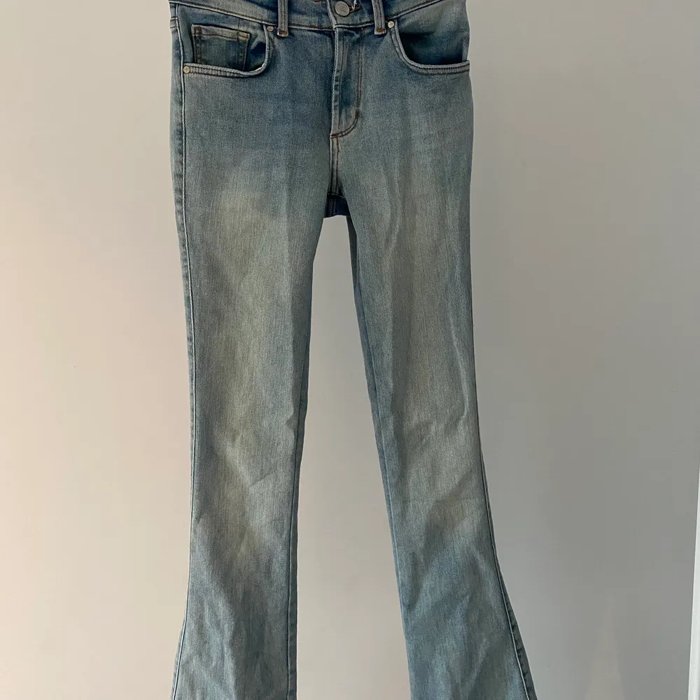 Blå low rised jeans. Jeans & Byxor.