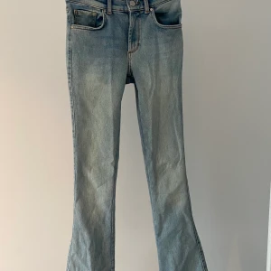 Ett par low rised jeans - Blå low rised jeans