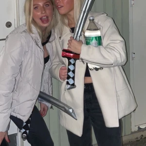 Beige höstjacka - Säljer denna asnice beiga jacka perfekt till hösten!! Har använt en gång som syns på bilderna, den e typ som en skinnjacka fast beige mocka. Köparen står för frakt 
