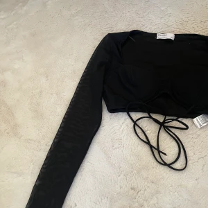 Topp från bershka - Snygg kort festligare tröja med knyt vid magen.
