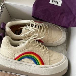 Eytys Sonic - Säljer mina Eytys Sonic🌈Använda endast 2-3 gånger så i princip som nyskick🌈🌈Nypris; 2200kr