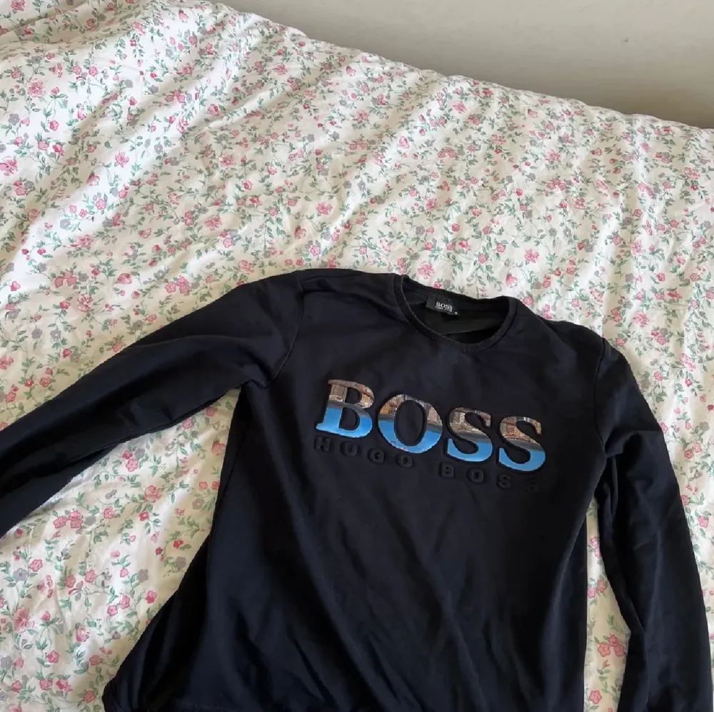 En helt ny mörkblå Hugo boss tröja har används ett par gånger är i bra skick köpt för 1399 säljer för 350. Tröjor & Koftor.