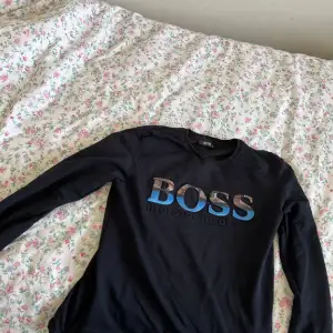 En helt ny mörkblå Hugo boss tröja har används ett par gånger är i bra skick köpt för 1399 säljer för 350